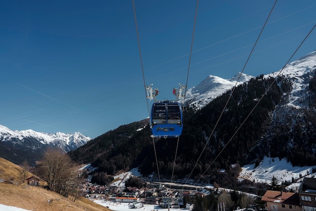 Funivia con paesaggio innevato sullo sfondo