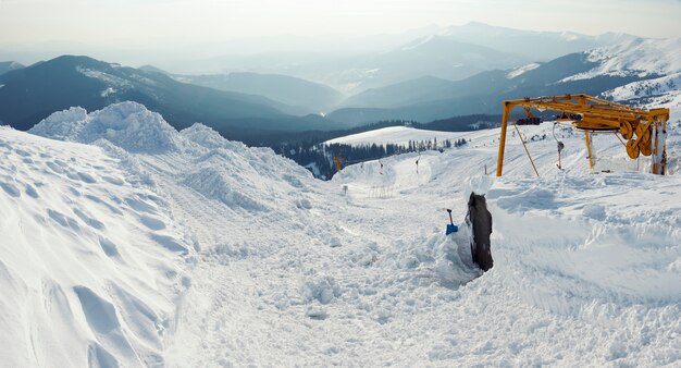 Funivia e paesaggio di montagna innevati dietro