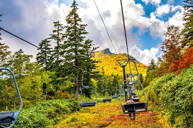 Funivia Foglie di autunno nelle montagne giapponesi