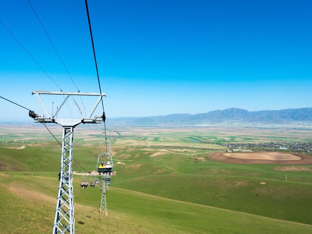 Funivia in estate in montagna Kirghizistan centro ricreativo Orlovka turismo e viaggi