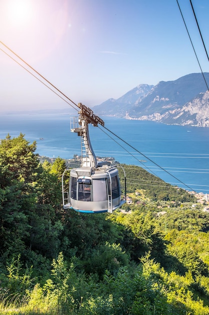 Funivia in una bella giornata estiva paesaggio monte baldo lago di garda