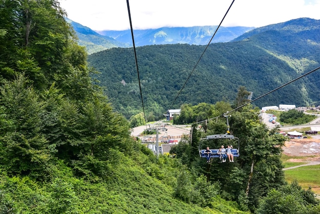 Funivia nella nebbia nelle montagne del Caucaso Rosa Khutor Sochi Russia Una nuvola in montagna in quota