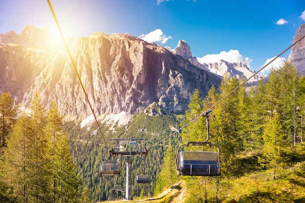 Funivia nelle montagne dolomitiche in Italia in estate