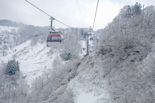 Funivia Sky sulla montagna di neve a Gala Yuzawa vicino a Tokyo