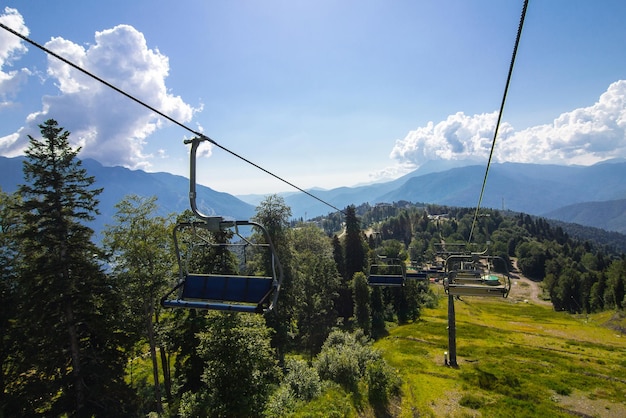 Funivia sopra la foresta di montagna in una soleggiata giornata estiva