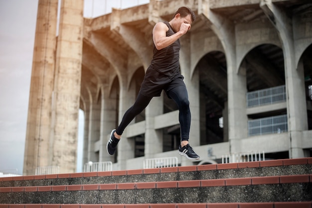 Funzionamento bello dell&#39;uomo di sport alla città all&#39;aperto