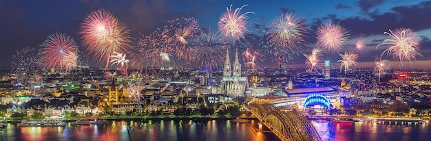 Fuochi d'artificio allo skyline di Colonia con la cattedrale e il ponte Hohenzollern Colonia Germania