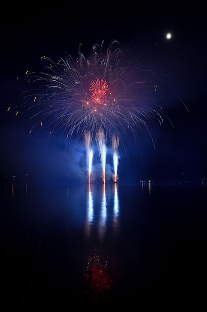 Fuochi d&#39;artificio. Bellissimi fuochi d&#39;artificio colorati sulla superficie dell&#39;acqua con uno sfondo nero pulito. Festival divertente e concorso di pompieri Brno Dam - Repubblica Ceca.