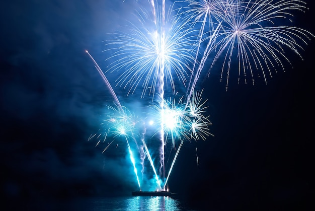 Fuochi d'artificio colorati blu vacanza sul cielo nero.