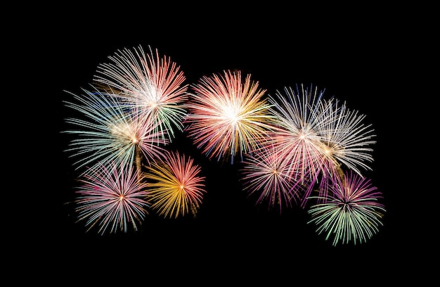 Fuochi d'artificio colorati che esplodono sul cielo nero Concetto di celebrazione e anniversario