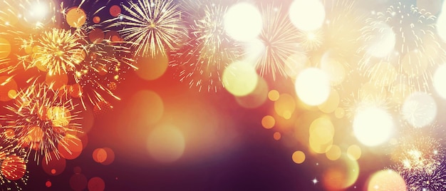 Fuochi d'artificio colorati con sfondo bokeh. Celebrazione del nuovo anno, sfondo astratto per le vacanze