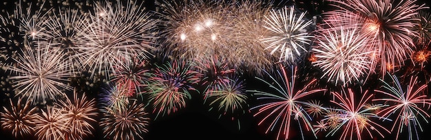 Fuochi d'artificio colorati con sfondo bokeh. Celebrazione del nuovo anno, sfondo astratto per le vacanze