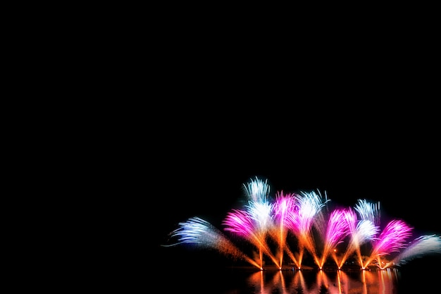 Fuochi d&#39;artificio colorati di notte