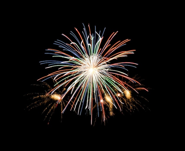 Fuochi d'artificio colorati festivi su sfondo nero per la celebrazione e l'anniversario