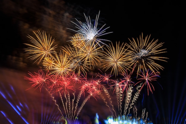 Fuochi d&#39;artificio colorati nella notte della celebrazione