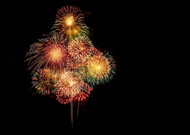 Fuochi d'artificio colorati per le celebrazioni su sfondo nero