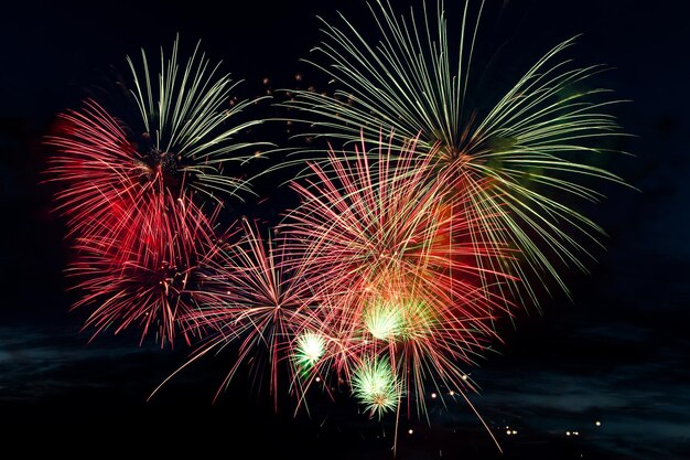 Fuochi d'artificio colorati su sfondo nero Celebration and holidays concept Independence Day 4th of July New Year festival Bright explosions of lights in sky