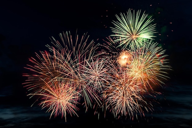 Fuochi d'artificio colorati su sfondo nero Concetto di celebrazione e festività Giorno dell'Indipendenza 4 luglio Festa del Capodanno Esplosioni luminose di luci nel cielo Luogo per il tuo testo