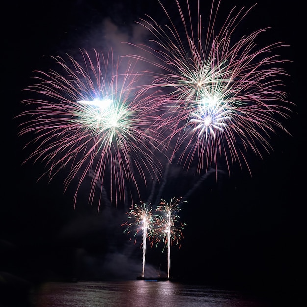 Fuochi d'artificio colorati sul cielo nero