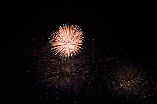 fuochi d&#39;artificio colorati sullo sfondo del cielo nero over-water