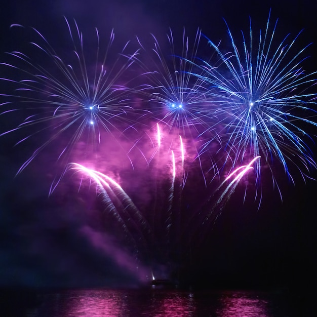 Fuochi d'artificio colorati vacanza sullo sfondo del cielo nero