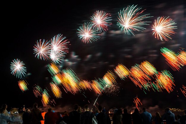 Fuochi d'artificio con sagome di persone in eventi festivi