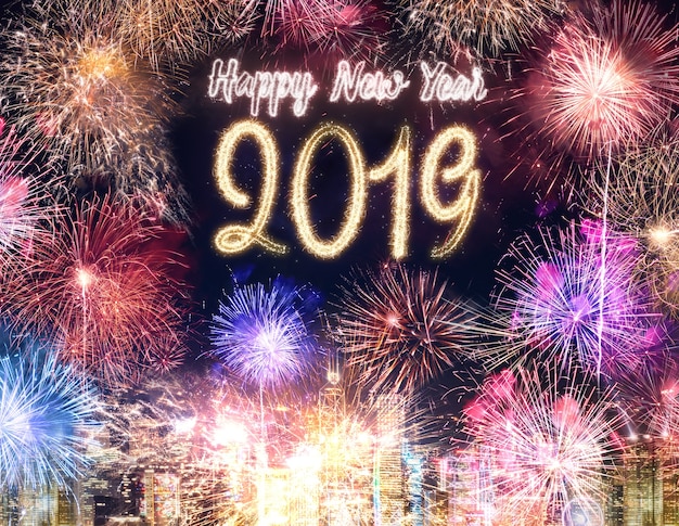 Fuochi d&#39;artificio del buon anno 2019 sopra costruzione di paesaggio urbano alla celebrazione di notte
