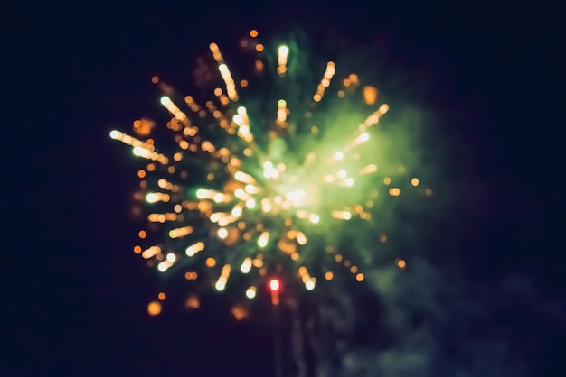 Fuochi d'artificio di celebrazione di nuovo anno. Fuochi d'artificio variopinti astratti, nuovo anno festivo del fondo con i fuochi d'artificio