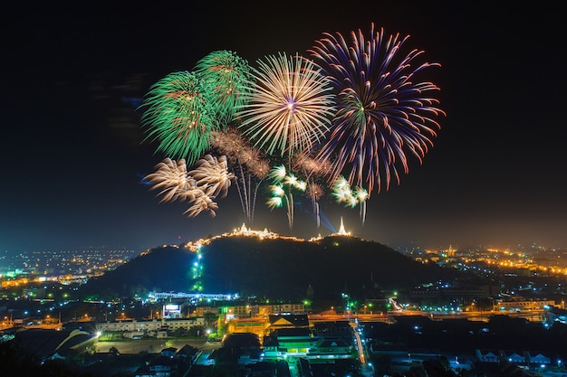 Fuochi d'artificio di festival annuali nella provincia di Phetchaburi, Tailandia