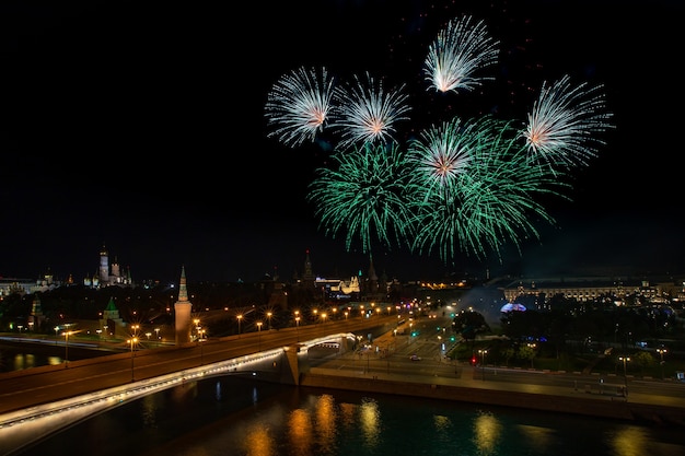 fuochi d'artificio durante la festa delle bande militari