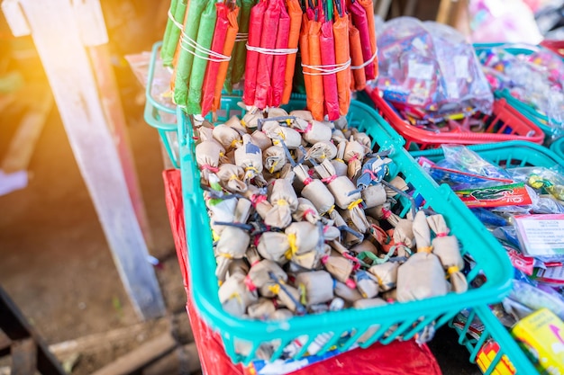 Fuochi d'artificio fatti a mano in mostra nella vibrante scena del mercato in Nicaragua America Latina