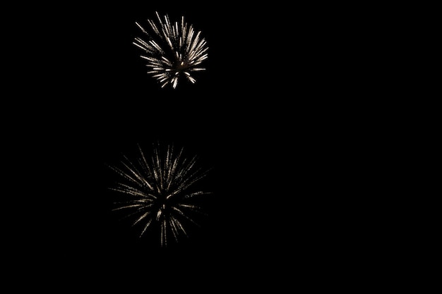 Fuochi d'artificio feste capodanno spettacolo pirotecnico e concetto di celebrazione