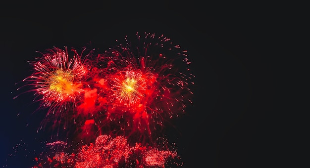 Fuochi d'artificio festivi con scintille, stelle colorate e nebulosa luminosa sull'universo del cielo notturno nero, comete. Incredibile bellezza fuochi d'artificio colorati sulla celebrazione, mostrando sulla città. Festeggia gli sfondi