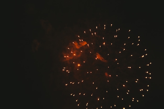 Fuochi d&#39;artificio festivi dell&#39;oro del primo piano sul nero