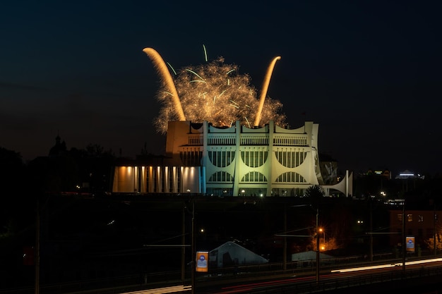 Fuochi d'artificio festivi in onore del Giorno della Vittoria