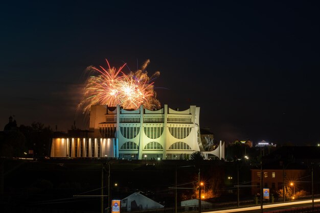 Fuochi d'artificio festivi in onore del Giorno della Vittoria