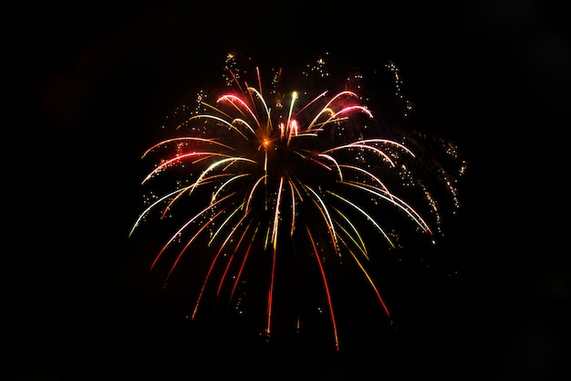 Fuochi d'artificio festivi isolati impressionanti su un'oscurità