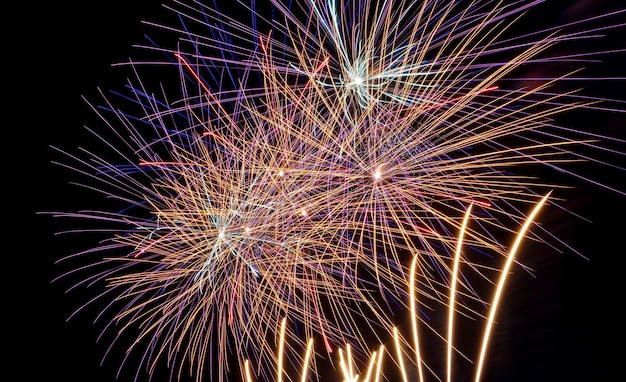 fuochi d'artificio, giochi pirotecnici per festeggiare il nuovo anno o altri eventi importanti