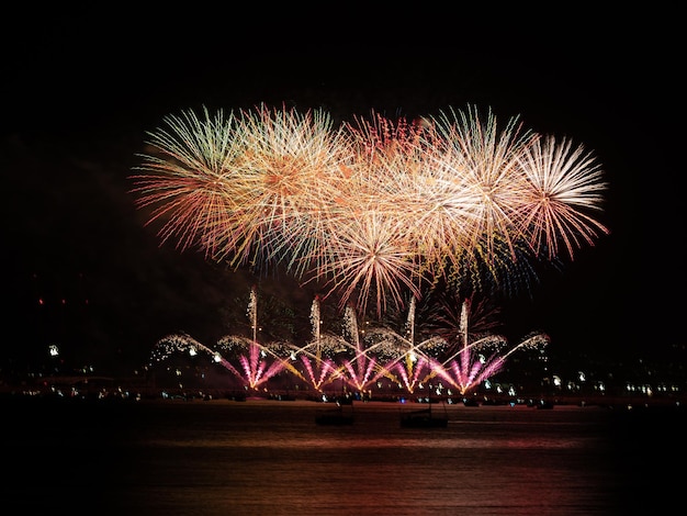 Fuochi d'artificio in riva al mare apertura della città celebrazione Agosto Malaga Fiera