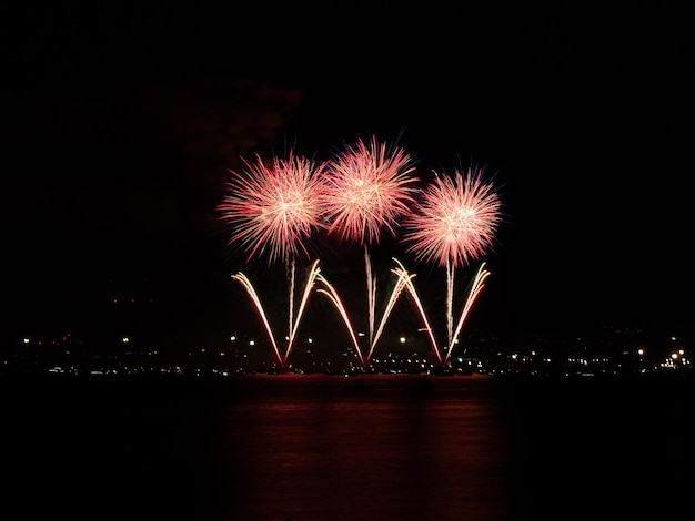 Fuochi d'artificio in riva al mare apertura della città celebrazione Agosto Malaga Fiera