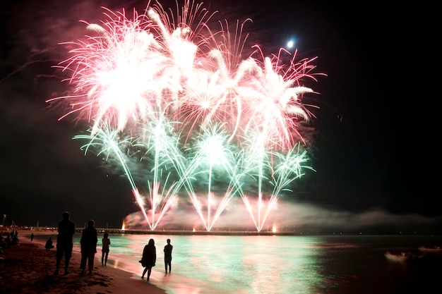 Fuochi d'artificio in riva al mare