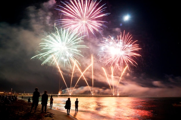 Fuochi d'artificio in riva al mare