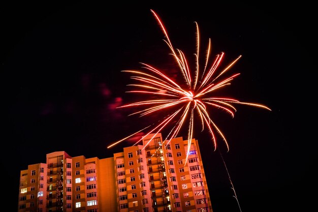 Fuochi d'artificio multicolore sul cielo notturno scuro