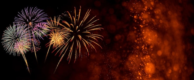 Fuochi d'artificio nel cielo al 4 luglio