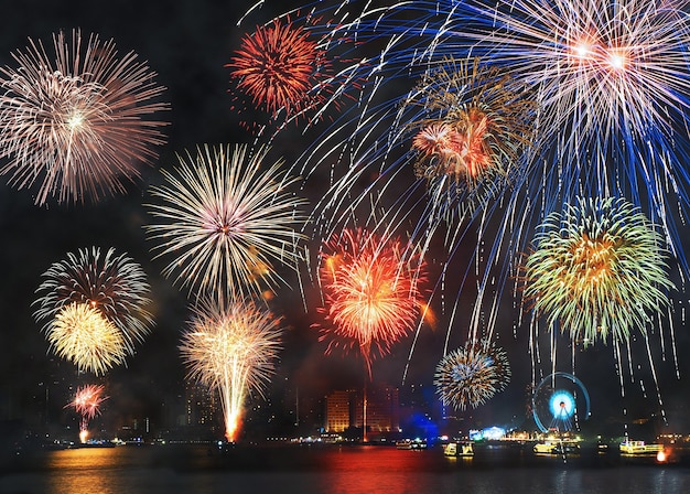 fuochi d&#39;artificio per felice anno nuovo dalla Thailandia