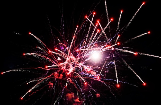 Fuochi d'artificio rossi nel cielo su sfondo nero