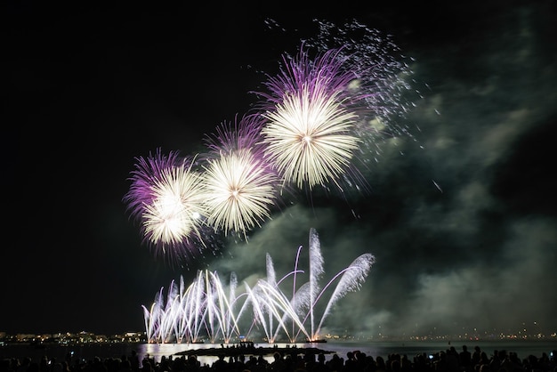 Fuochi d'artificio scenici di notte nel porto di Cannes Francia