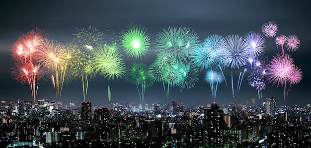 Fuochi d'artificio sopra il paesaggio urbano di Tokyo alla notte, Giappone