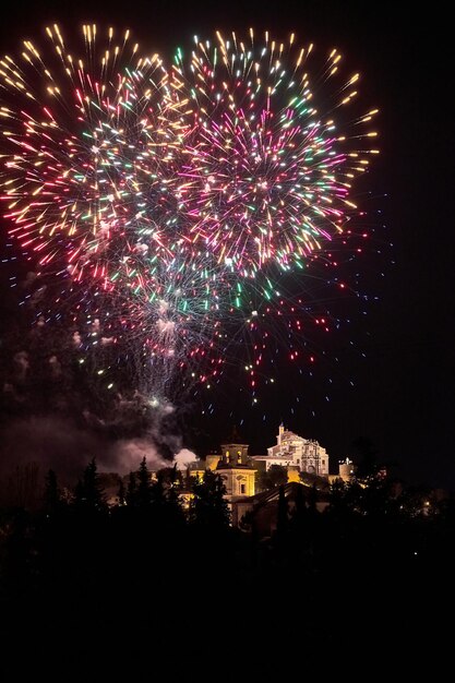 Fuochi d'artificio su un castello nel cielo notturno