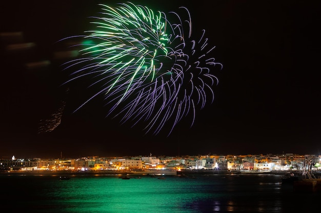 Fuochi d'artificio sul mare a nord di Fuerteventura